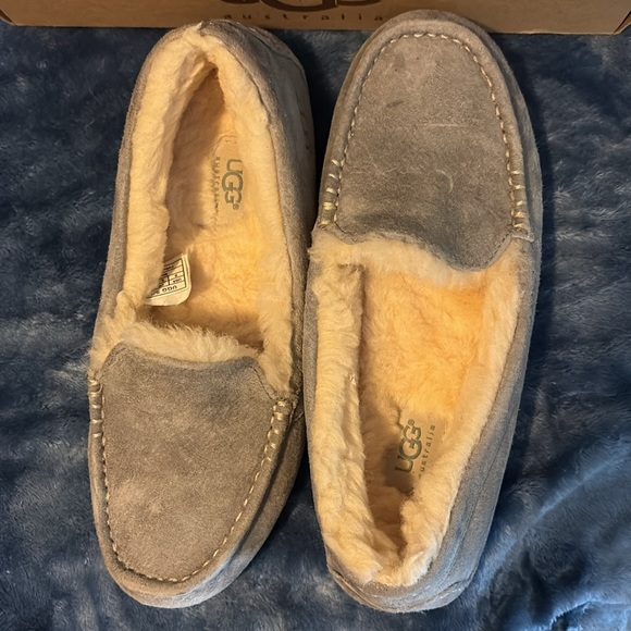 women’s 8 UGG like new with box light grey - Picture 3 of 3